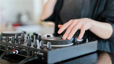 how do djs get their music? the role of vinyl in today's digital age